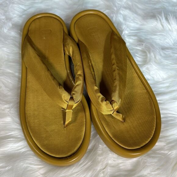 Mustard color flip flops. Unworn - Picture 2 of 5